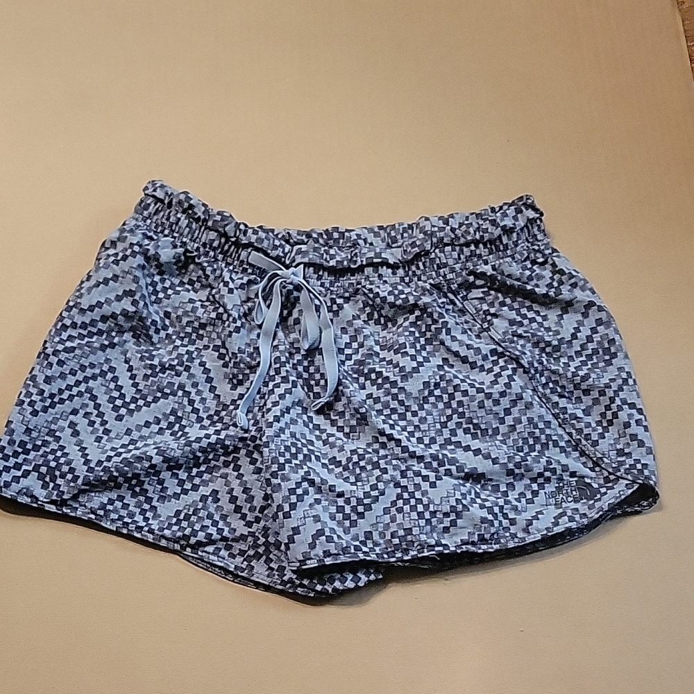 THE NORTH FACE SHORTS SIZE MEDIUM.